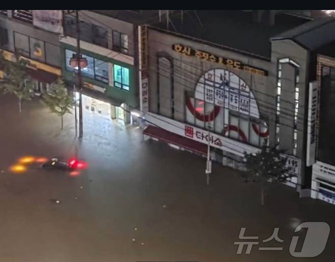 6일 밤부터 내린 비로 전북 군산시 나운동 도심이 잠겼다.(독자제공. 재판매 및 DB금지) ⓒ News1