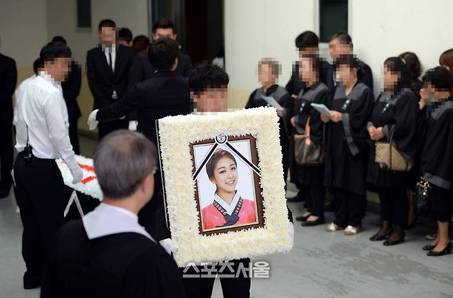 교통사고로 숨진 걸그룹 ‘레이디스 코드’ 멤버 故 권리세의 발인식이 빈소가 차려진 고려대학교 안암병원 장례식장에서 엄수되었다. 스포츠서울 DB.