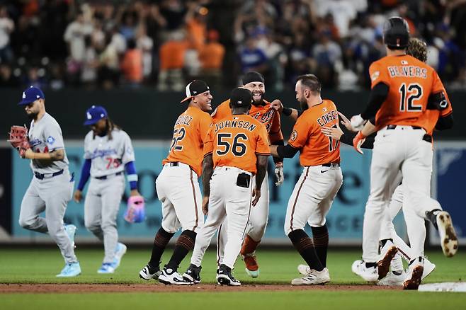 Baltimore Orioles' Emmanuel Rivera, center, celebrates with teammates after hitting a walkoff single during the ninth inning of a baseball game against the Los Angeles Dodgers, Saturday, Sept. 6, 2025, in Baltimore. (AP Photo/Stephanie Scarbrough)
<저작권자(c) 연합뉴스, 무단 전재-재배포, AI 학습 및 활용 금지>