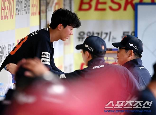 7일 대구 삼성라이온즈파크에서 열린 한화와 삼성의 경기, 3회말 투구를 무실점으로 마친 한화 황준서가 양상문 투수코치와 이야기를 하고 있다. 대구=허상욱 기자wook@sportschosun.com/2025.09.07/