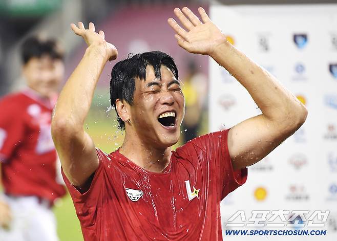 7일 서울 잠실구장에서 열린 SSG-LG전. SSG가 7대3으로 승리했다. 2000 탈삼진 대기록을 달성한 김광현이 경기 후 후배들의 물세례를 받고 있다. 잠실=정재근 기자 cjg@sportschosun.com/2025.9.7/