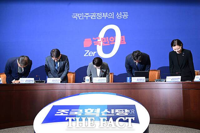 조국혁신당 내 성 비위 피해를 폭로하고 탈당한 강미정 전 대변인이 성추행을 당했다고 밝힌 자리에 일부 당직자들이 동석한 사실이 확인됐다. 지난 5일 김선민 조국혁신당 대표 권한대행(가운데)을 비롯한 지도부가 국회에서 '성비위 사건' 관련 기자간담회를 열고 국민에게 사과하며 고개숙이는 모습. /남윤호 기자