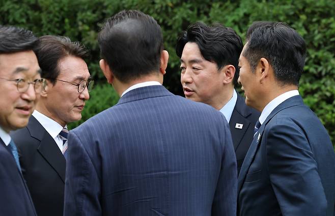 김민석 국무총리가 7일 서울 종로구 삼청동 국무총리 서울공관에서 열린 제3차 고위당정협의회에 앞서 더불어민주당 정청래 대표, 강훈식 대통령 비서실장 등과 대화하고 있다. /뉴시스