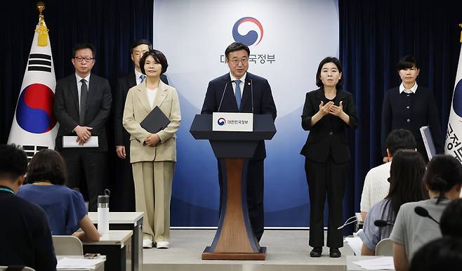 윤호중(오른쪽에서 세번째) 행정안전부 장관과 한정애(오른쪽에서 네번째) 더불어민주당 정책위의장이 7일 서울 종로구 정부서울청사에서 제3차 고위당정협의회 결과 브리핑을 하고 있다. /뉴스1