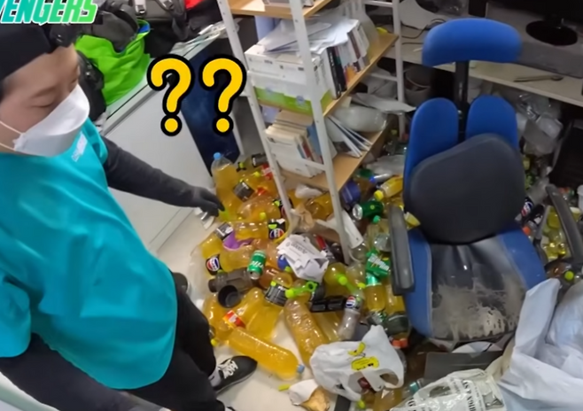 페트병에 소변을 모아 쌓아둔 현장. (사진=유튜브 ‘클린어벤져스’ 캡처)