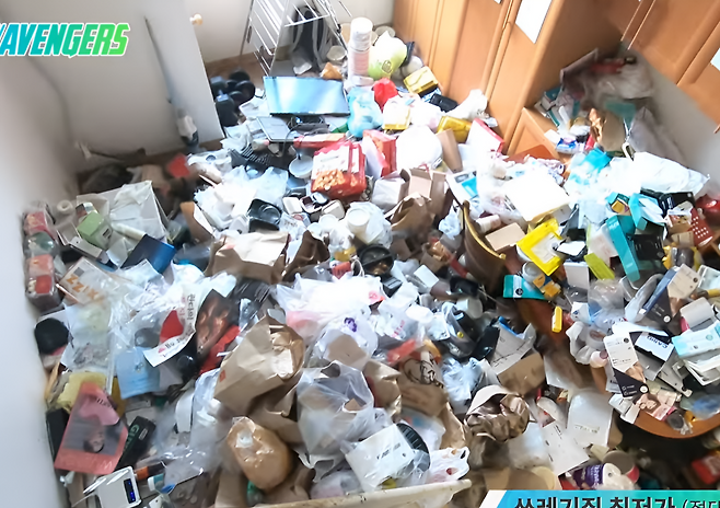 청소 전문업체 클린어벤져스가 저장강박증과 고독사 등 특수현장을 치우는 모습. (사진=유튜브 ‘클린어벤져스’ 캡처)