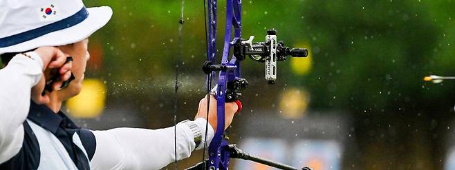 한국 양궁 대표팀의 ‘맏형’ 최용희가 7일 광주 국제양궁장에서 열린 2025 세계양궁선수권대회 컴파운드 남자 개인전 96강에서 화살을 쏘고 있다. 광주=뉴시스