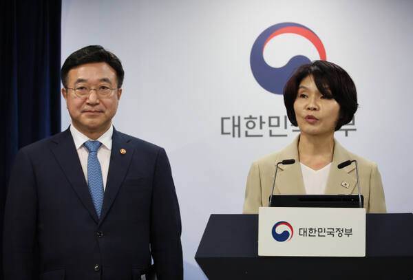 윤호중(왼쪽) 행안부 장관과 한정애 민주당 정책위원장의 정부조직 개편안 발표 모습.