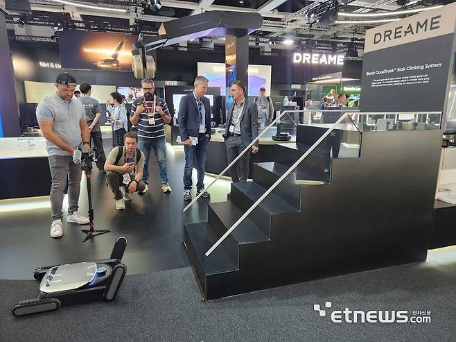 드리미의 계단 오르는 로봇청소기 '사이버 X' (사진=김신영 기자)