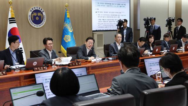 이재명 대통령이 7월29일 서울 용산 대통령실에서 생방송으로 중계된 국무회의를 주재하며 김영훈 고용노동부 장관(뒷모습 보이는 이 가운데)에게 산업 현장 안전 확보를 위한 정부 차원의 대책을 주문하고 있다. 대통령실 사진기자단