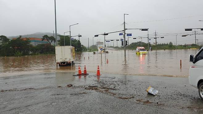 충남 서천군 서천읍 일대 도로가 지난 7월10일 새벽에 내린 많은 비로 침수됐다. 연합뉴스