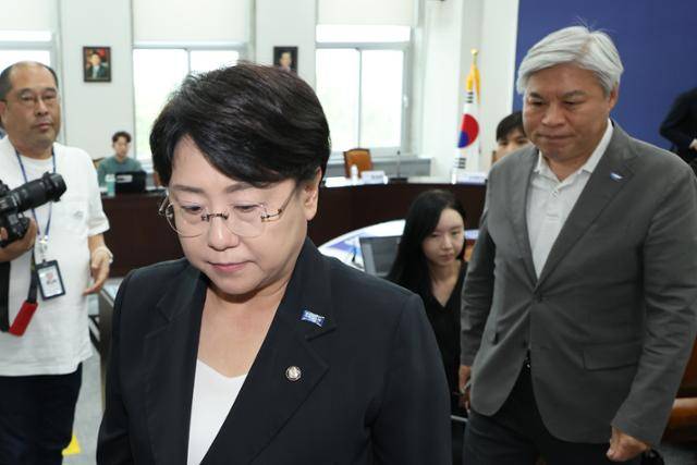 조국혁신당 김선민 당대표 권한대행과 서왕진 원내대표가 7일 서울 여의도 국회에서 당내 성 비위 사건에 대한 책임을 지고 사퇴 의사를 밝힌 뒤 회의장을 나가고 있다. 연합뉴스