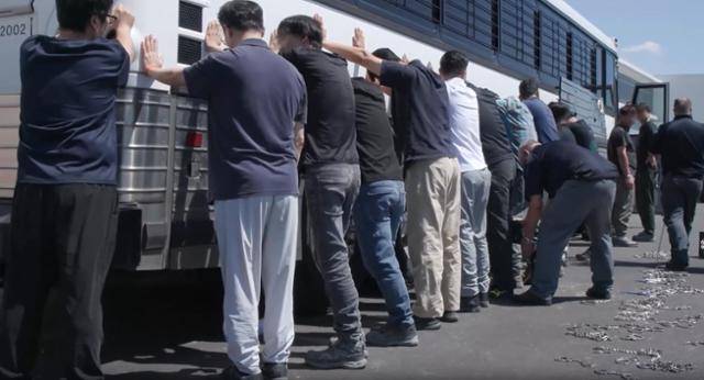 미국 이민세관단속국(ICE) 요원들이 4일 조지아주 현대차그룹-LG에너지솔루션 합작 배터리 공장 직원들을 체포한 뒤 수갑을 채우기 위해 버스를 바라보고 일렬로 세워 두고 있다. ICE는 5일 단속 현장을 담은 영상을 공개했는데, 한국인 직원에게 수갑을 채우는 건 물론 허리에 쇠사슬을 감거나 족쇄를 채우는 모습 등이 담겼다. ICE 제공