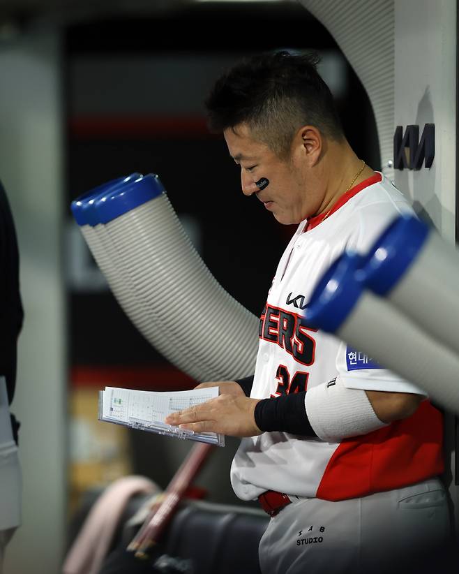 경기 중 더그아웃에서 데이터를 확인하는 최형우. 사진=KIA 제공