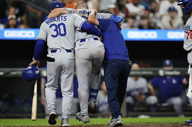<yonhap photo-4316=""> Los Angeles Dodgers' Dalton Rushing, center, is helped off the field by manager Dave Roberts (30) and a trainer, right, after an injury during the sixth inning of a baseball game against the Baltimore Orioles, Friday, Sept. 5, 2025, in Baltimore. (AP Photo/Stephanie Scarbrough)/2025-09-06 11:39:24/ <저작권자 ⓒ 1980-2025 ㈜연합뉴스. 무단 전재 재배포 금지, AI 학습 및 활용 금지></yonhap>
