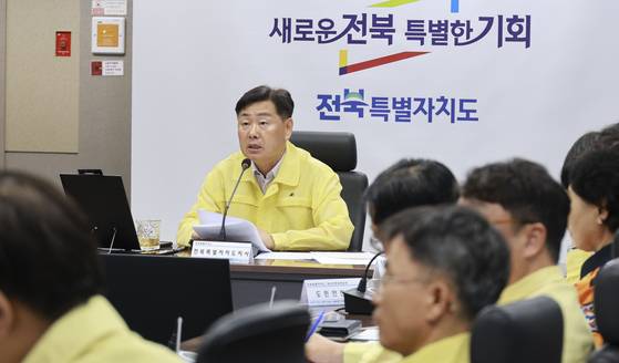 전북자치도가 전날 밤부터 이어진 집중호우로 7일 오전 2시부터 재난안전대책본부 비상 3단계를 가동하고, 김관영 지사 주재로 호우 대처 상황 보고 회의를 하고 있다. 사진 전북특별자치도