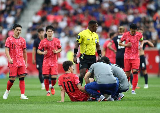 6일(현지시간) 미국 뉴저지주 해리슨 스포츠일러스트레이티드 스타디움에서 열린 한국 대 미국 친선경기에서 부상당한 한국 이재성이 그라운드에 앉아 있다. 연합뉴스