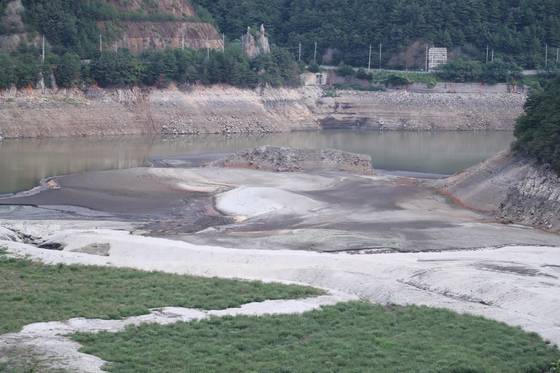 지난 6일 강원 강릉시 주 상수원인 오봉저수지가 메말라가고 있다. 연합뉴스