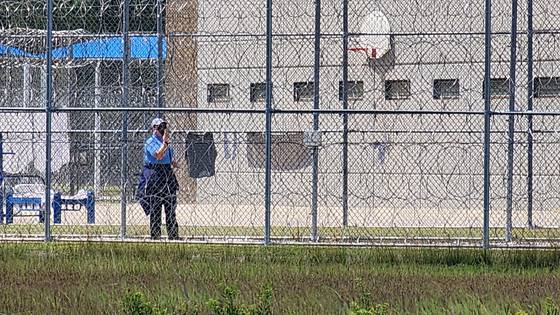 현지시간 6일 미국 조지아주 포크스턴에 위치한 불법 체류자 구금시설에서 제복을 입은 시설 관리자가 한국인 직원들이 조사실로 이동하는 것을 지켜보고 있다. 포크스턴=강태화 특파원