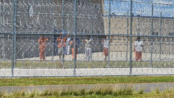 현지시간 6일 미국 조지아주 포크스턴에 위치한 구금시설에 불법 체류로 구금된 수감자들이 '주황색' 죄수복 차림으로 본지 기자와 철창을 사이에 두고 대화를 나누고 있다. 이들은 ″체포된 한국 근로자들은 현재 푸른색 수용복을 입고 있지만, 분류 작업을 마치면 주황색으로 환복하고 우리들과 함께 지내게 될 것″이라고 했다. 포크스턴=강태화 특파원