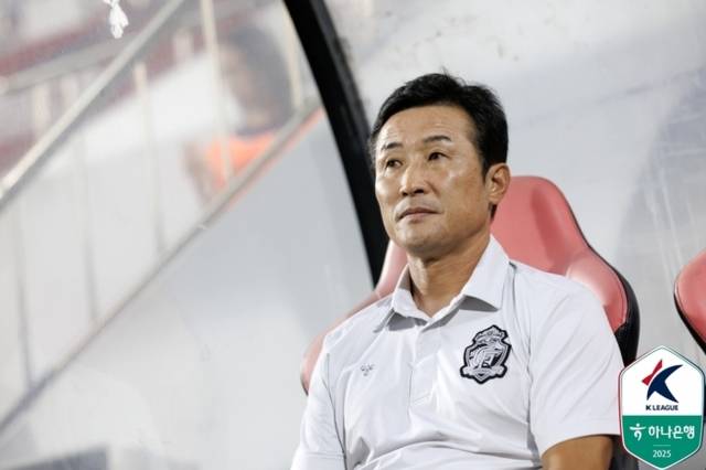 ▲ 이을용 경남FC 감독이 지난달 31일 창원축구센터에서 열린 부천FC1995와 하나은행 K리그2 2025 27라운드 맞대결에 앞서 그라운드를 응시하고 있다. 한국프로축구연맹 제공