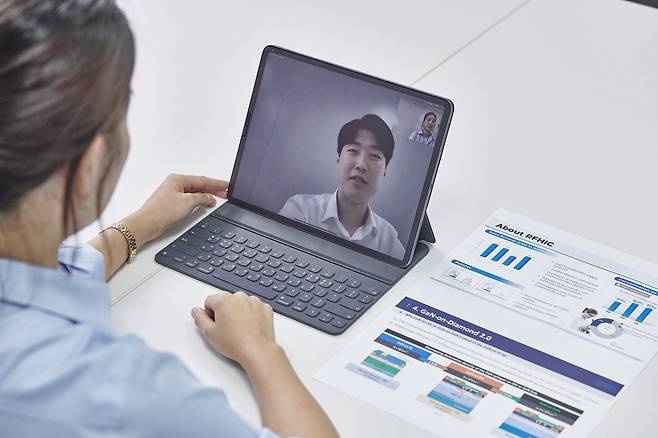 이승헌 매니저가 화상회의를 진행하고 있다. RFHIC 제공