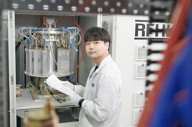 이돈규 사원이 마이크로웨이브 제너레이터를 점검하고 있다. RFHIC 제공