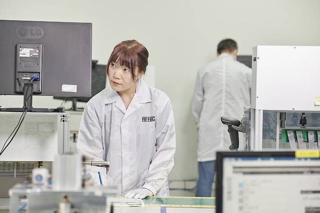 김지나 주임이 제조 테스트 공정을 진행하고 있다. RFHIC 제공