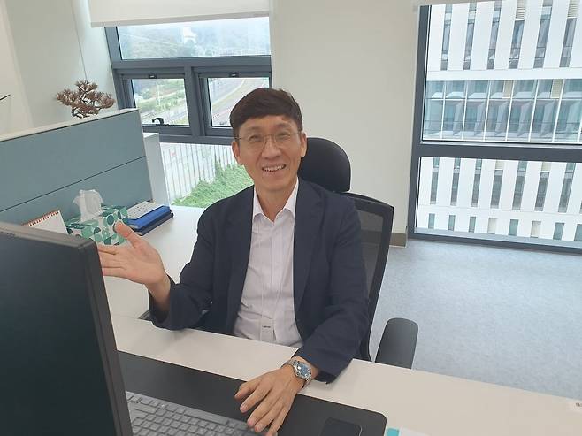 김주현 본부장(CFO)이 하반기 사업계획을 설명하고 있다. 과천=윤현주 기자