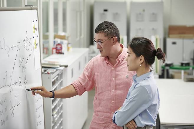 김민준 전문연구원이 기술 설명을 하고 있다. RFHIC 제공