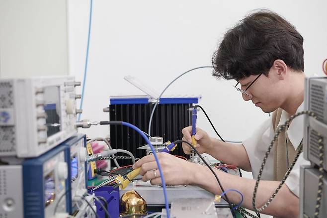 RF에너지 제품을 튜닝하고 있다. RFHIC 제공