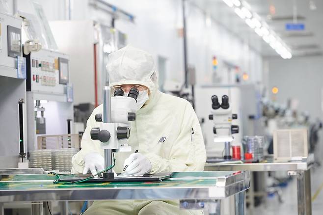 평촌사업장 클린룸에서 현미경으로 작업을 하고 있다. RFHIC 제공