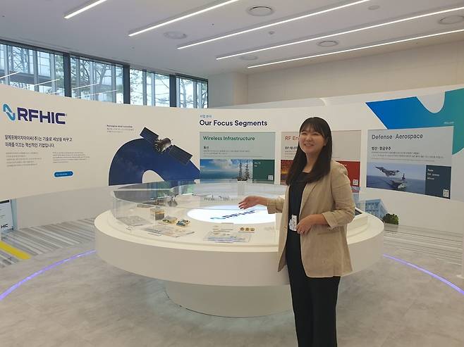 조정아 매니저가 본사 2층에서 회사 사업 내용을 소개하고 있다. 과천=윤현주 기자