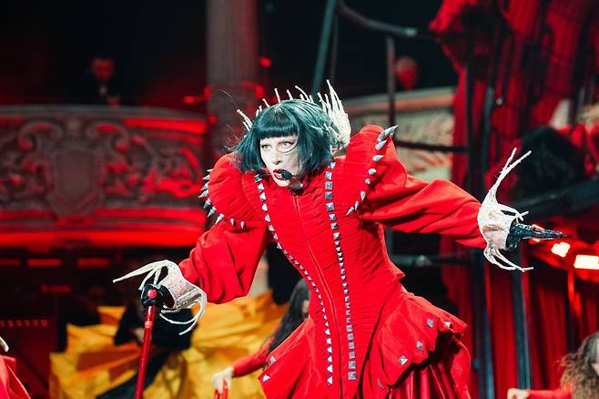 레이디 가가가 지난 7월 16일(현지시간) 싱가포르에서 열린 '메이헴 볼(Mayhem Ball)' 투어 공연 중이다. / Live Nation SG:FB