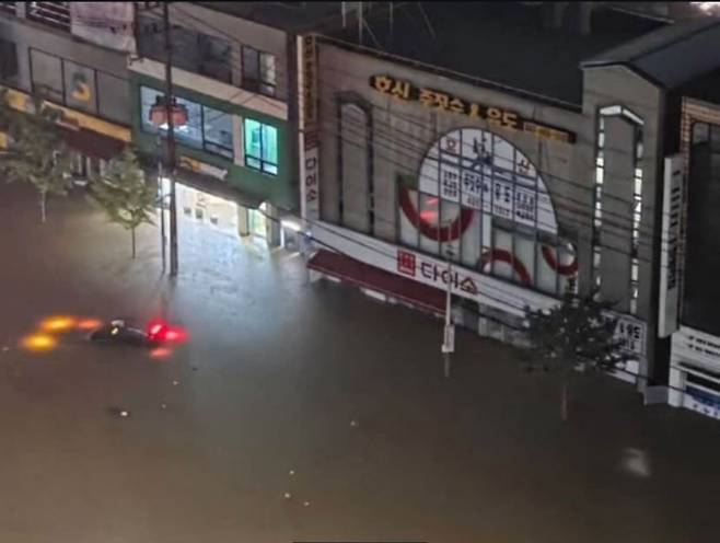 7일 폭우가 내린 전북 군산시 나운동의 한 상가 일대가 침수됐다. 연합뉴스