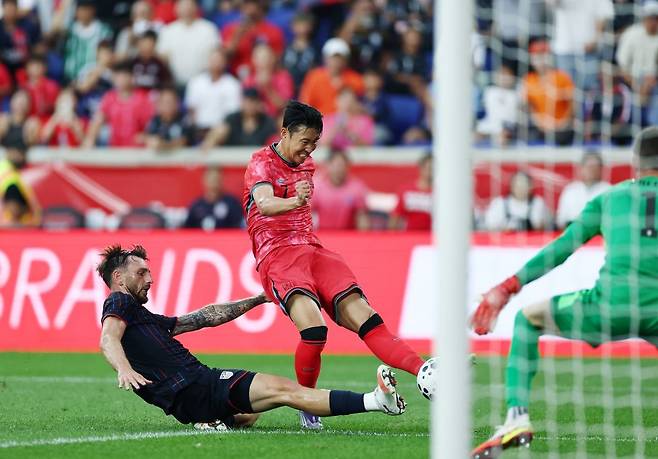한국 축구 대표팀의 손흥민(가운데)이 7일(한국시간) 미국 뉴저지주 해리슨의 스포츠일러스트레이티드 스타디움에서 열린 미국과 원정 평가전에서 강력한 왼발 슛으로 선제골을 터뜨리고 있다. 연합뉴스