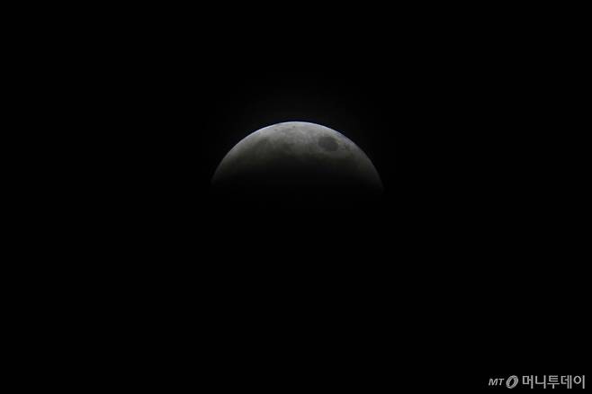 지난 3월 14일(현지 시간) 미 텍사스주 알링턴에서 개기월식이 절정에 이르고 있다. /사진=뉴시스