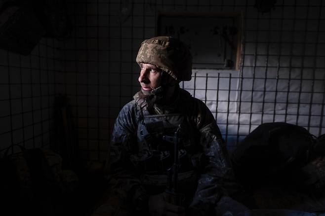 우크라이나 제93기계화여단 공보실이 제공한 이 사진은 2025년 8월 26일 화요일, 우크라이나 도네츠크주 코스탼티니우카 인근 최전선 참호에서 한 군인이 밖을 응시하고 있는 모습을 보여준다. /사진=AP/뉴시스