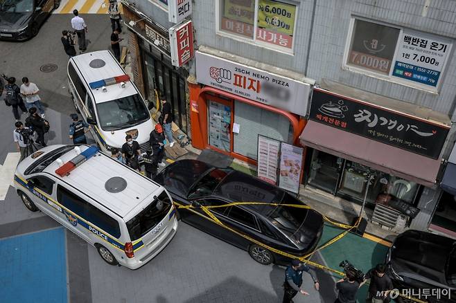3일 서울 관악구 조원동 칼부림 사건 현장에서 과학수사대가 현장조사를 하고 있다. /사진제공=뉴시스
