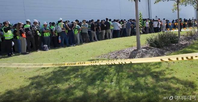 미국 이민 단속 당국이 홈페이지를 통해 지난 4일(현지시간) 조지아주 현대차그룹-LG에너지솔루션의 합작 배터리 공장 건설현장에서 벌인 불법체류·고용 단속 현장 영상을 홈페이지를 통해 공개했다. /사진=ICE 홈페이지 영상 캡쳐