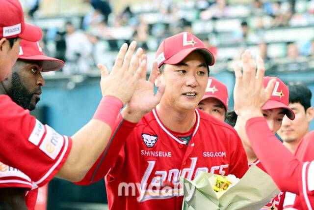7일 오후 서울 잠실야구장에서 진행된 '2025 신한 SOL뱅크 KBO 리그' SSG-LG의 경기. SSG 선발 김광현이 3회말 1사 박해민을 상대로 2000탈삼진을 기록한 뒤 동료들의 축하를 받고 있다./잠실 = 곽경훈 기자