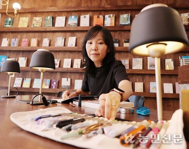 다양한 문구 관련 책을 쓴 정윤희 작가는 소문난 문구 마니아다. 그는 문구가 무한히 변신할 수 있다고 믿는다. 김원철 프리랜서 기자