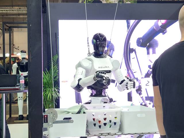 독일의 로봇 기업 뉴라로보틱스가 IFA 2025에서 전시한 휴머노이드 로봇 포애니원(4NE1)이 빨래를 색깔 별로 분류하고 있다. 노우리 기자