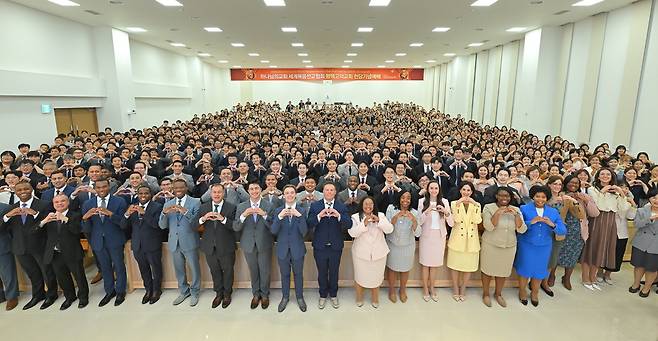 경기 평택 고덕국제신도시에 있는 ‘평택고덕 하나님의 교회’에서 6일 헌당식이 열렸다. 경기권에서 온 축하객들과 미국에서 방한한 해외 신자들이 함께 헌당예배에 참여했다.