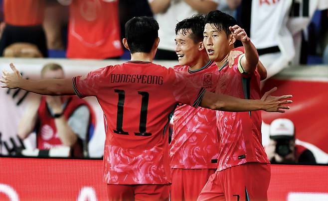 축구 대표팀 주장 손흥민(오른쪽)이 7일 미국 뉴저지주 해리슨의 스포츠일러스트레이티드 스타디움에서 열린 미국과의 평가전에서 선제골을 넣은 뒤 동료들과 기뻐하고 있다. 연합뉴스