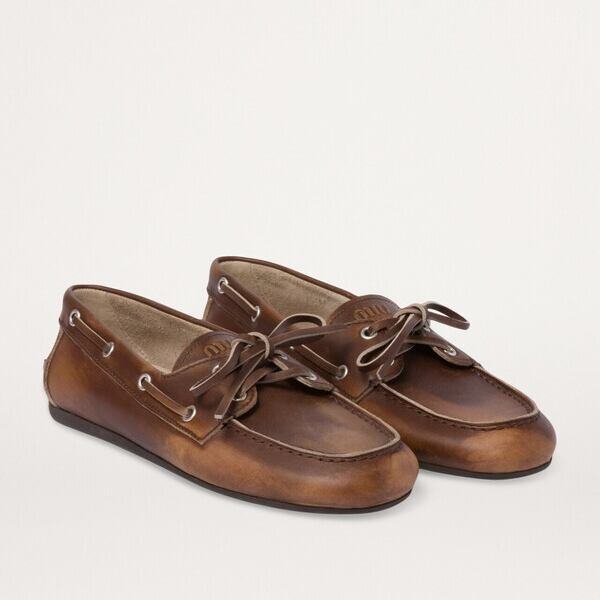 빈티지 무드의 보트 스타일 로퍼 1백41만원 미우미우