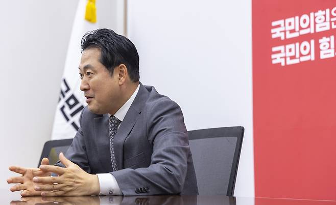 연합뉴스와 인터뷰하는 국민의힘 장동혁 대표 (서울=연합뉴스) 황광모 기자 = 국민의힘 장동혁 대표가 지난 5일 국회 내 대표실에서 연합뉴스와 가진 인터뷰에서 향후 정국 전망과 당 운영 방안에 대해 말하고 있다. 2025.9.7
hkmpooh@yna.co.kr