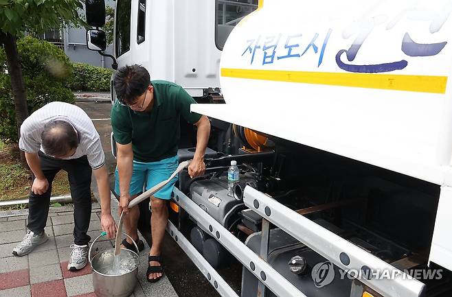 폭우로 아파트 단수…비상 급수 (군산=연합뉴스) 나보배 기자 = 밤사이 시간당 150㎜ 이상의 강한 비가 내린 7일 오전, 전북 군산시 문화동의 한 아파트가 단수돼 주민들이 급수차에서 물을 받고 있다. 2025.9.7 warm@yna.co.kr