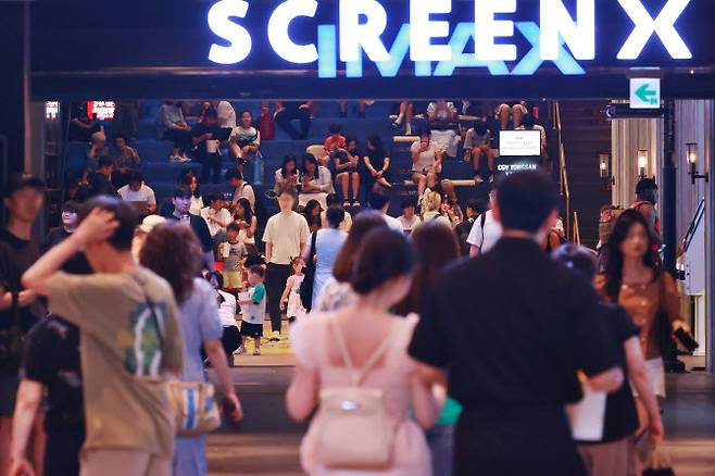 자난 7월 27일 서울 시내 영화관이 시민들로 붐비고 있다. (사진=연합뉴스).