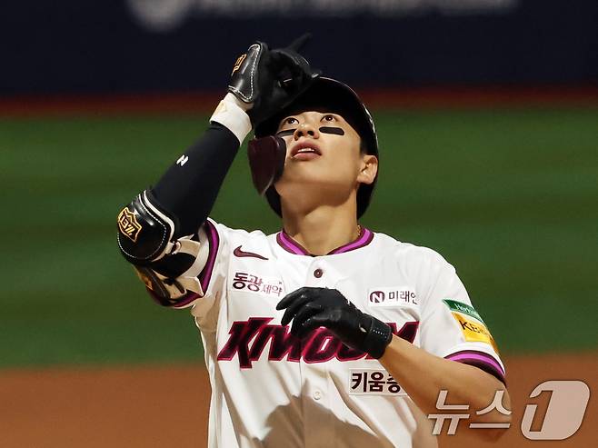 9일 오후 서울 구로구 고척스카이돔에서 열린 프로야구 '2025 신한 SOL뱅크 KBO리그' 한화 이글스와 키움 히어로즈의 경기 1회말 무사 주자없는 상황에서 솔로홈런을 친 키움 송성문이 기뻐하고 있다. 2025.5.9/뉴스1 ⓒ News1 황기선 기자